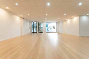 TOP RETAIL ON BERESFORD SQUARE
