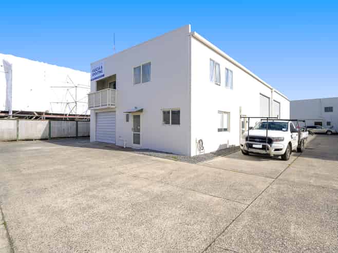 Dual Income - Fully Leased - High Exposure