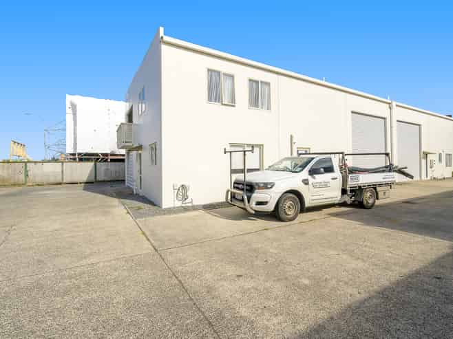 Dual Income - Fully Leased - High Exposure