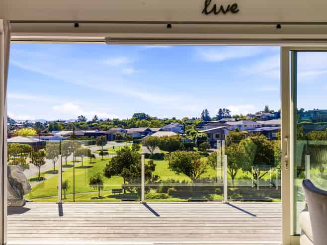 16 Botanical Heights Drive, Waipahihi