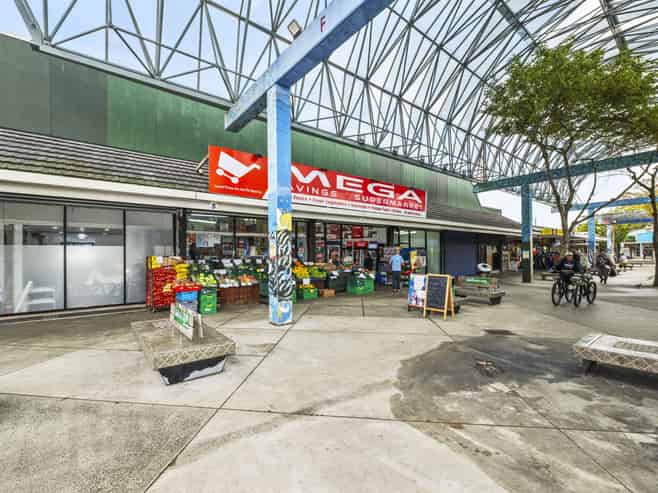 Prime multi-tenanted town centre asset