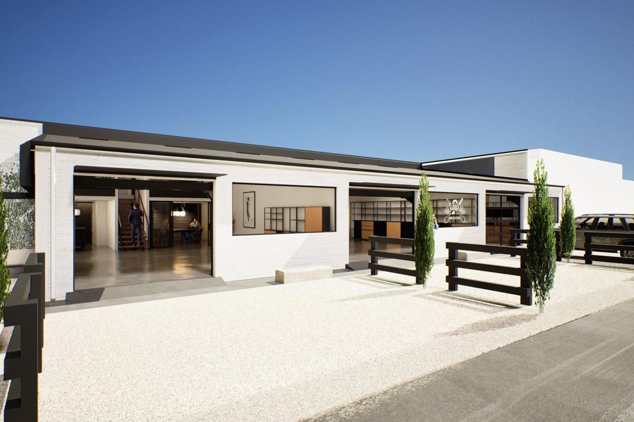 CBRE - Elevated Industrial / Showroom with Office - Więcej