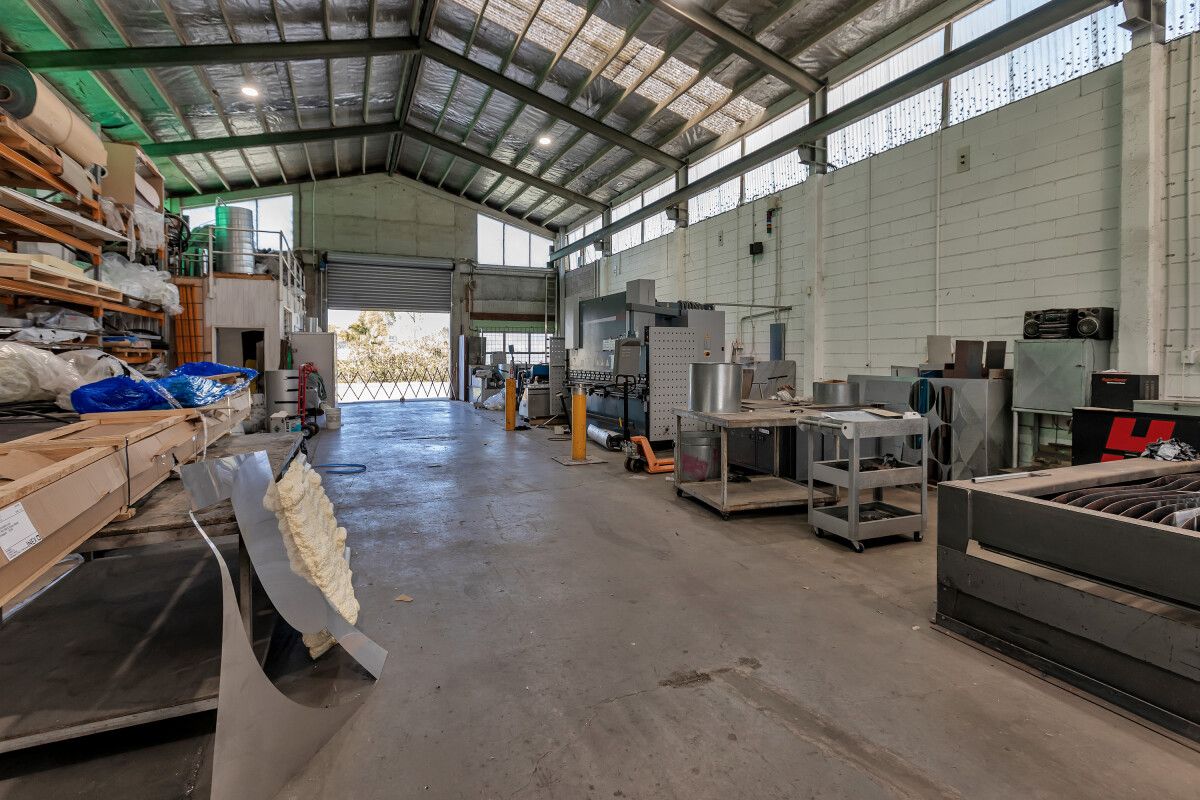 Industrial Warehouse with Gantry & Dual Access - Widok 3