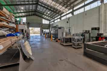 Industrial Warehouse with Gantry & Dual Access