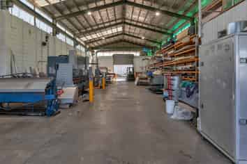 Industrial Warehouse with Gantry & Dual Access