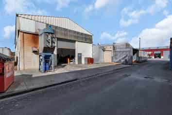 Industrial Warehouse with Gantry & Dual Access