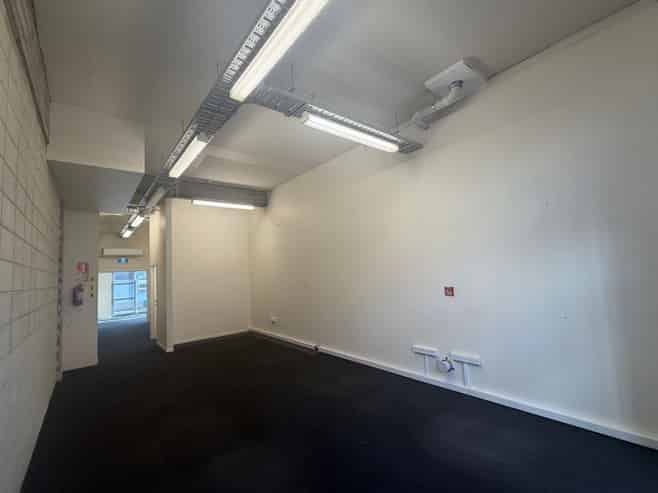 CBRE - Modern City Fringe Office / Showroom