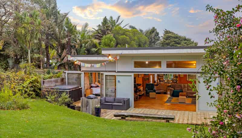 18 Tasman View Road, Bethells Beach