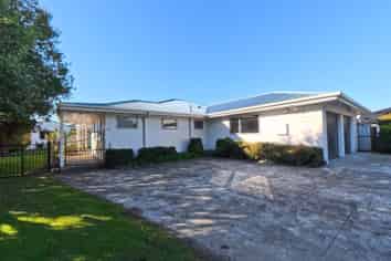 90 Solway Crescent, Solway