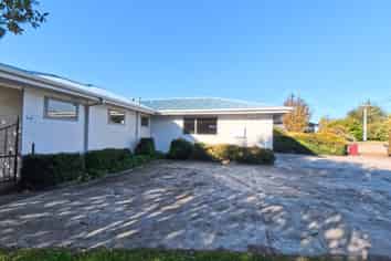 90 Solway Crescent, Solway