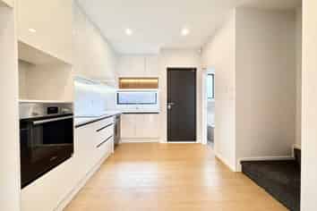 10/72  Taikata, Te Atatu Peninsula