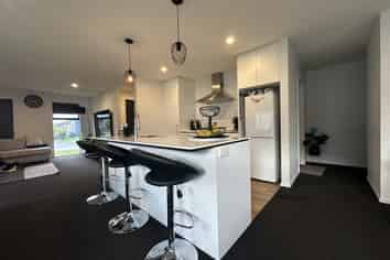 64  Oaks Drive, Lincoln