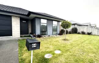 64  Oaks Drive, Lincoln