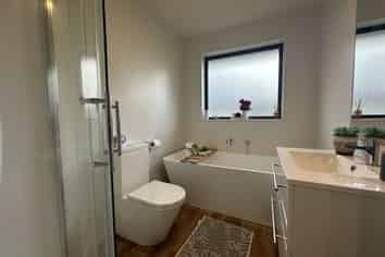 64  Oaks Drive, Lincoln