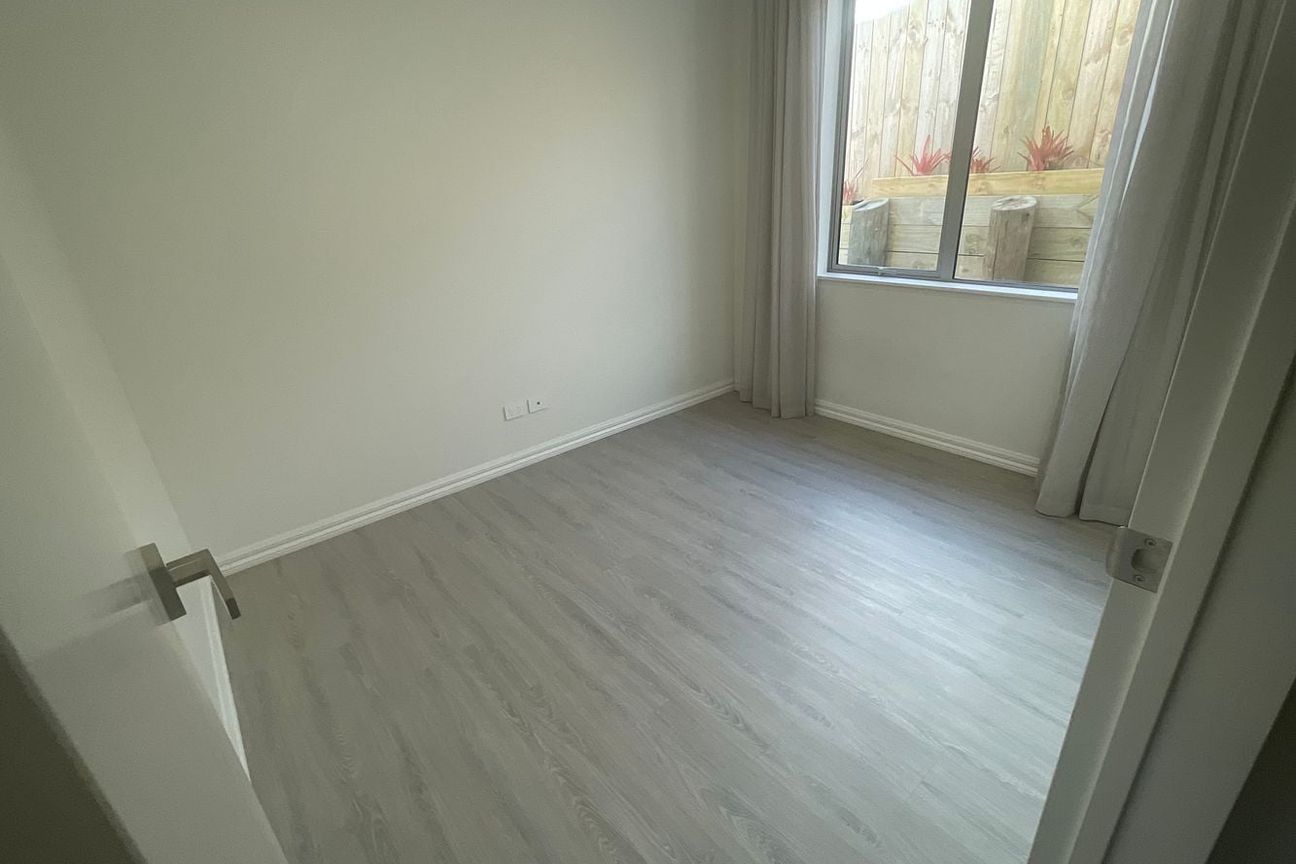 Brand new self-contained unit with private entranc - Widok 4