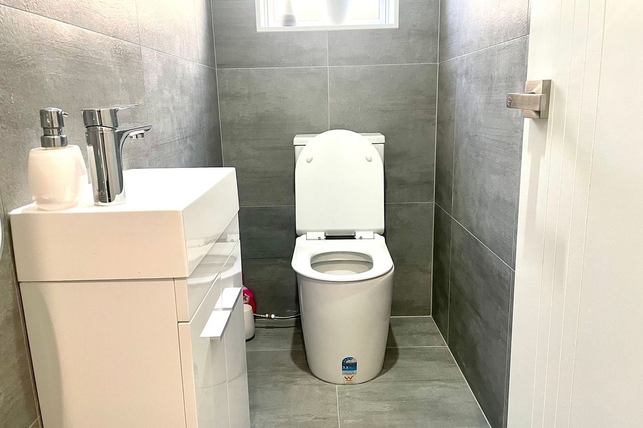 Brand new self-contained unit with private entranc - Widok 5