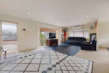 42  Peninsula Road, Mangere