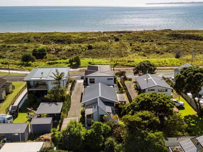988 Papamoa Beach Road, Papamoa Beach