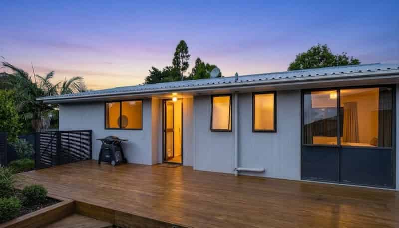 2/342C Royal Road, Massey