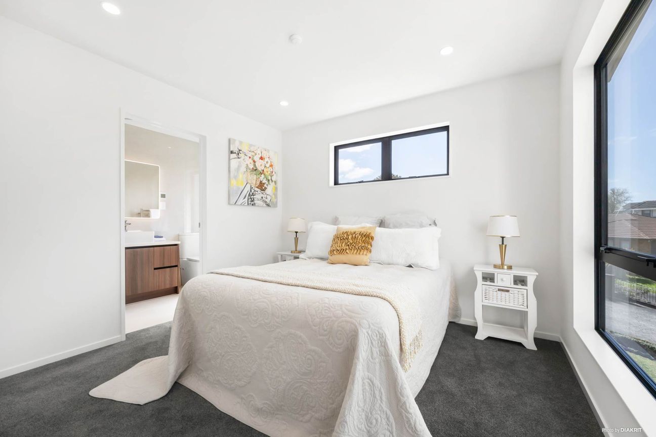 Modern Family Living in Elite School Zones - Altro