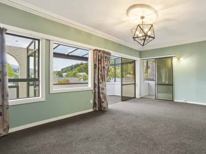 360 Kaikorai Valley Road, Bradford