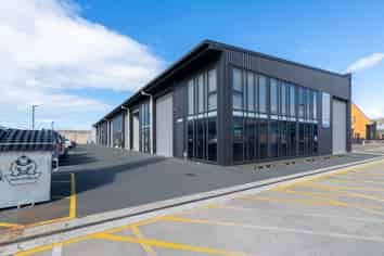 Modern High-Stud Unit in Central Mount