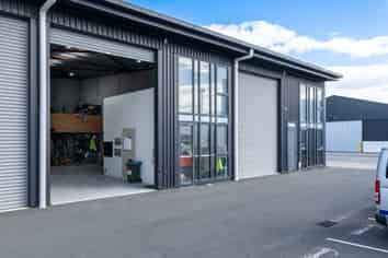 Modern High-Stud Unit in Central Mount