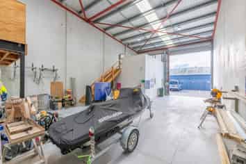 Modern High-Stud Unit in Central Mount