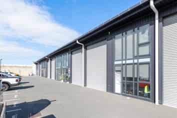 Modern High-Stud Unit in Central Mount