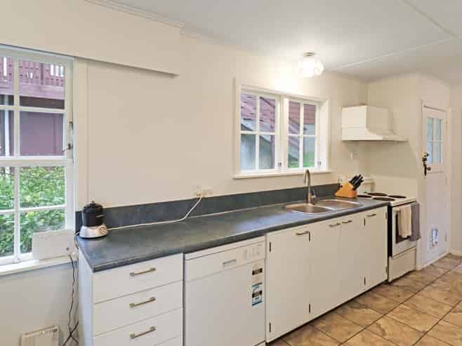 17 Holmes Grove, Naenae