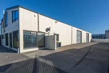 Sydenham Industrial with Large Yard! 