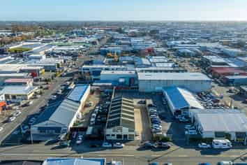 Sydenham Industrial with Large Yard! 