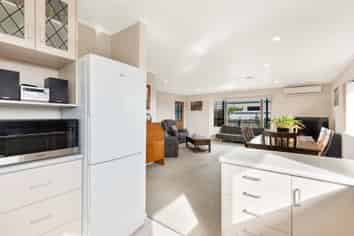 11 Buick Street, Redwoodtown