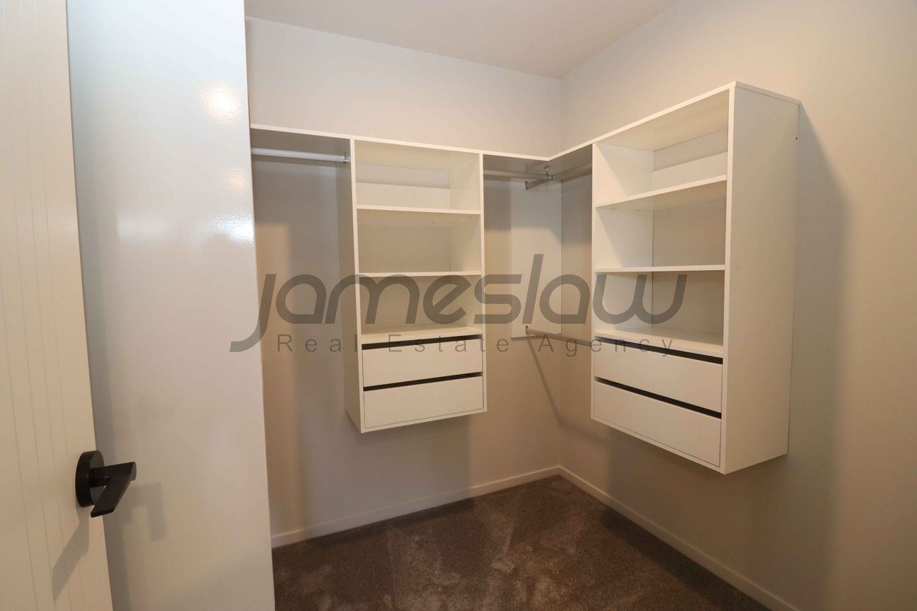 BRAND NEW! Spacious & Perfectly Positioned! - Widok 5