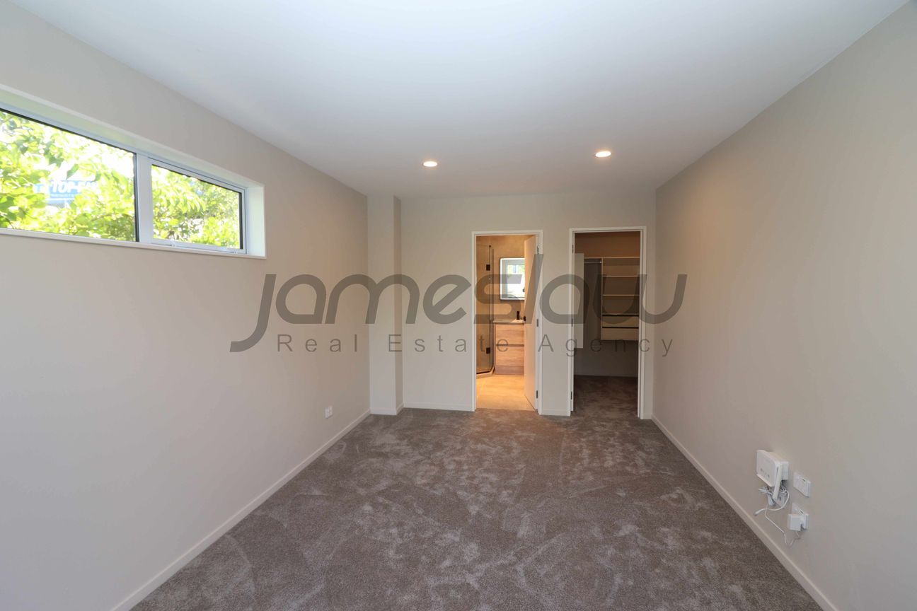 BRAND NEW! Spacious & Perfectly Positioned! - Widok 3