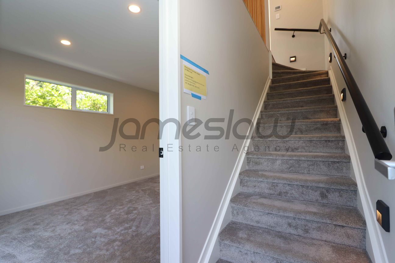 BRAND NEW! Spacious & Perfectly Positioned! - Widok 2