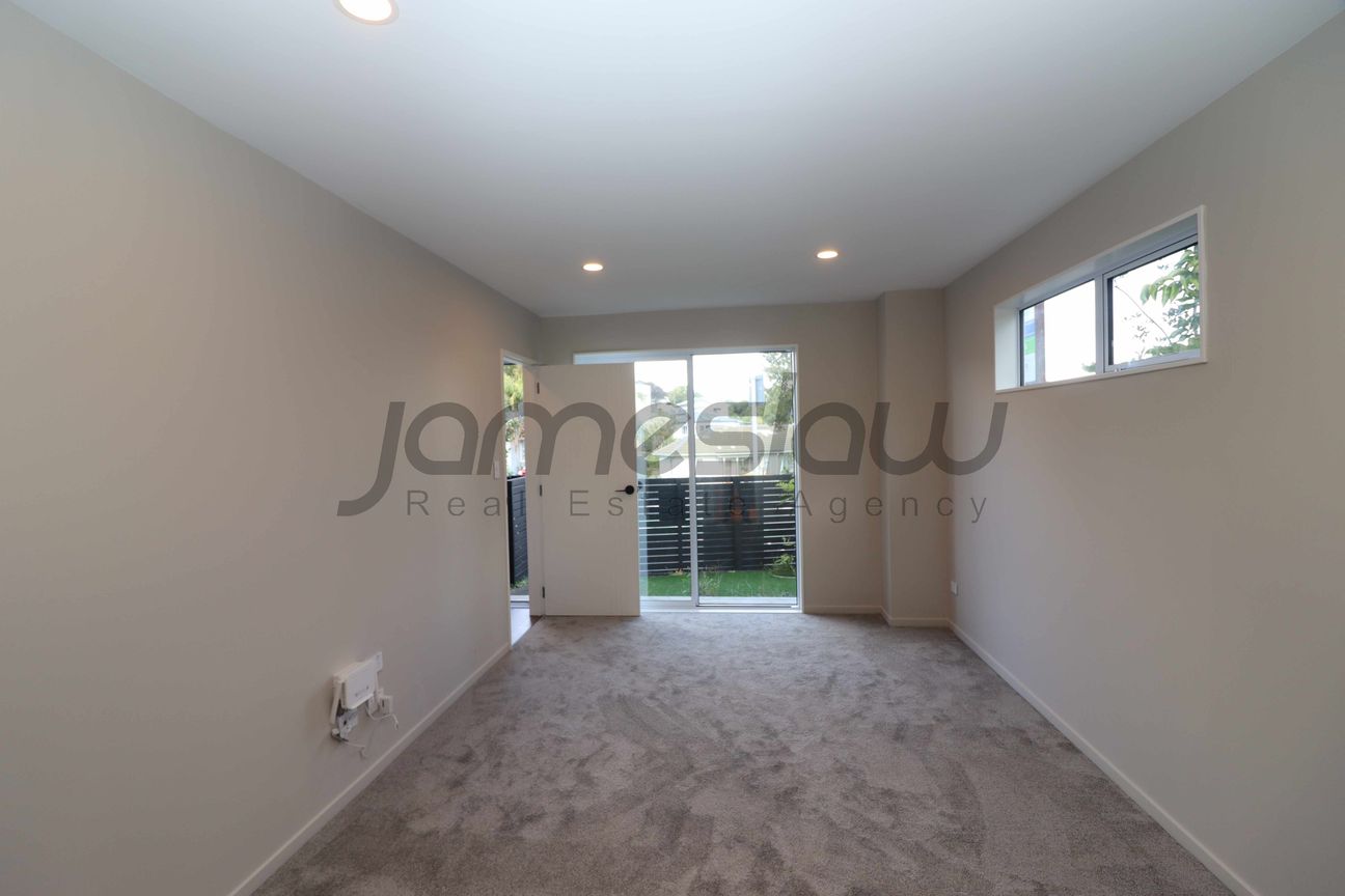 BRAND NEW! Spacious & Perfectly Positioned! - Widok 6