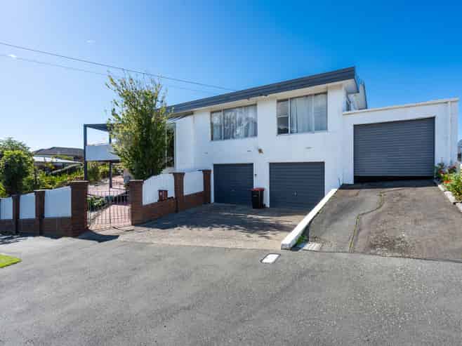 97 Easther Crescent, Kew