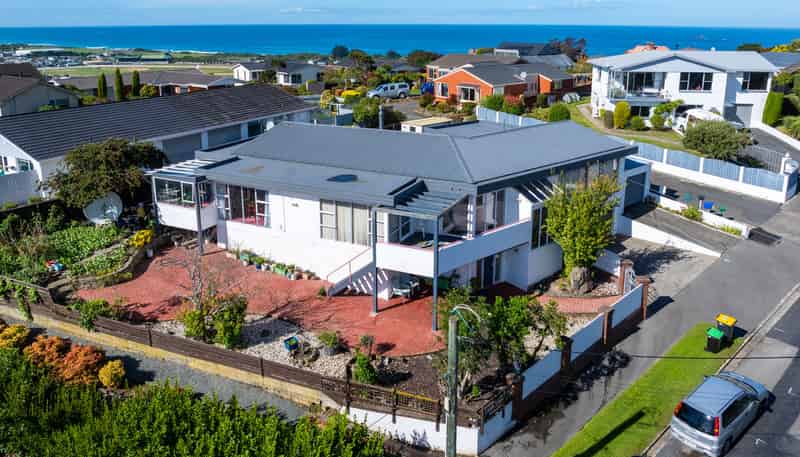97 Easther Crescent, Kew