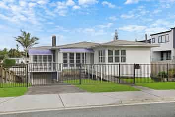 16 Sylvan Crescent, Te Atatu South