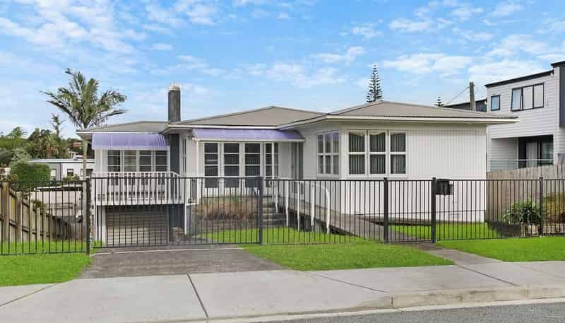 16 Sylvan Crescent, Te Atatu South