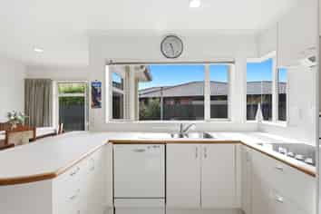 14 Chesterfield Way, Orewa