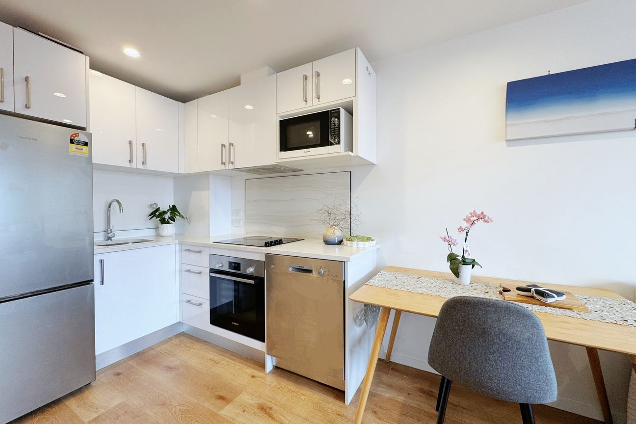 6% Return! Freehold!Highly Walkable ! - Aanzicht 3
