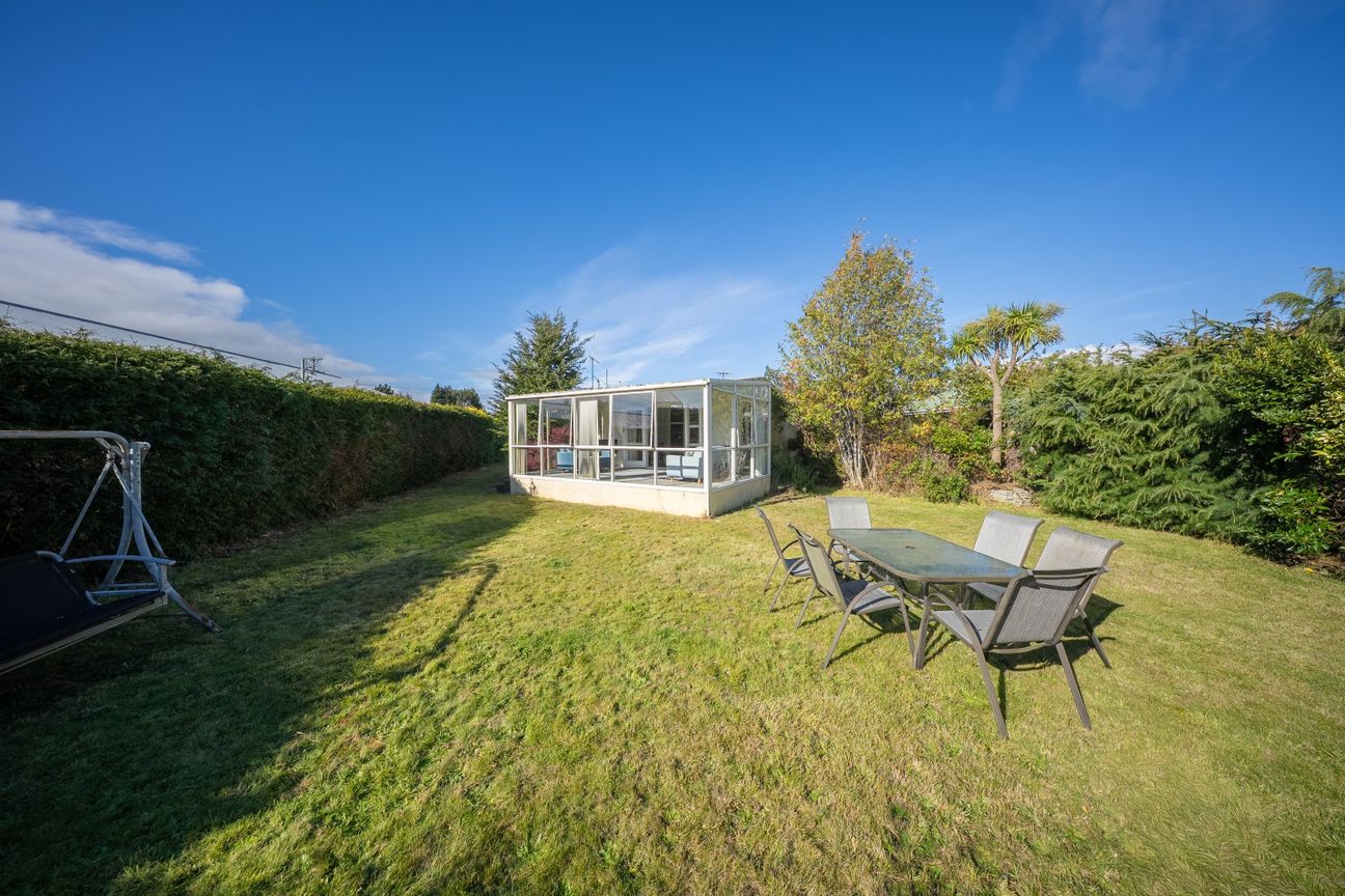 Te Anau Bach in a Central Location - Vista 2