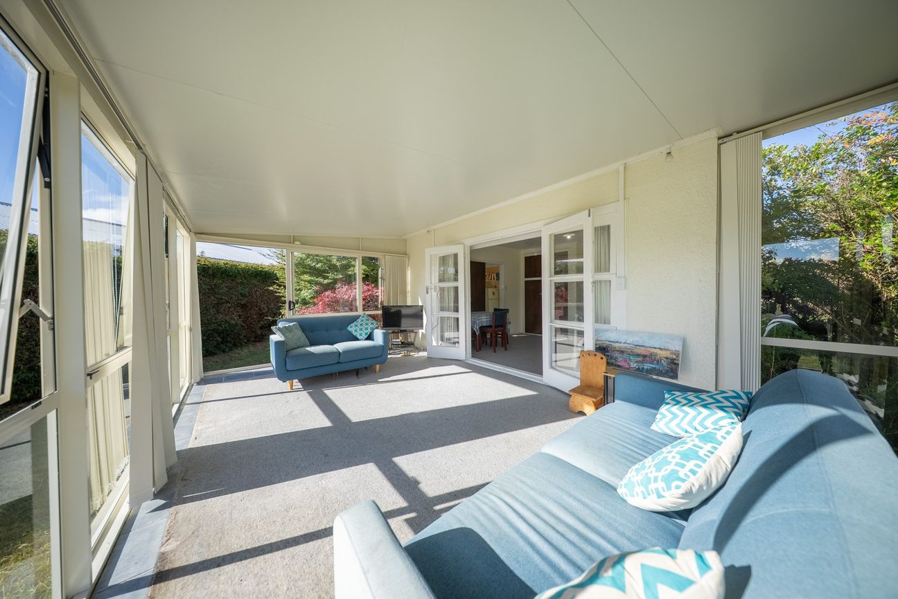 Te Anau Bach in a Central Location - Vista 5
