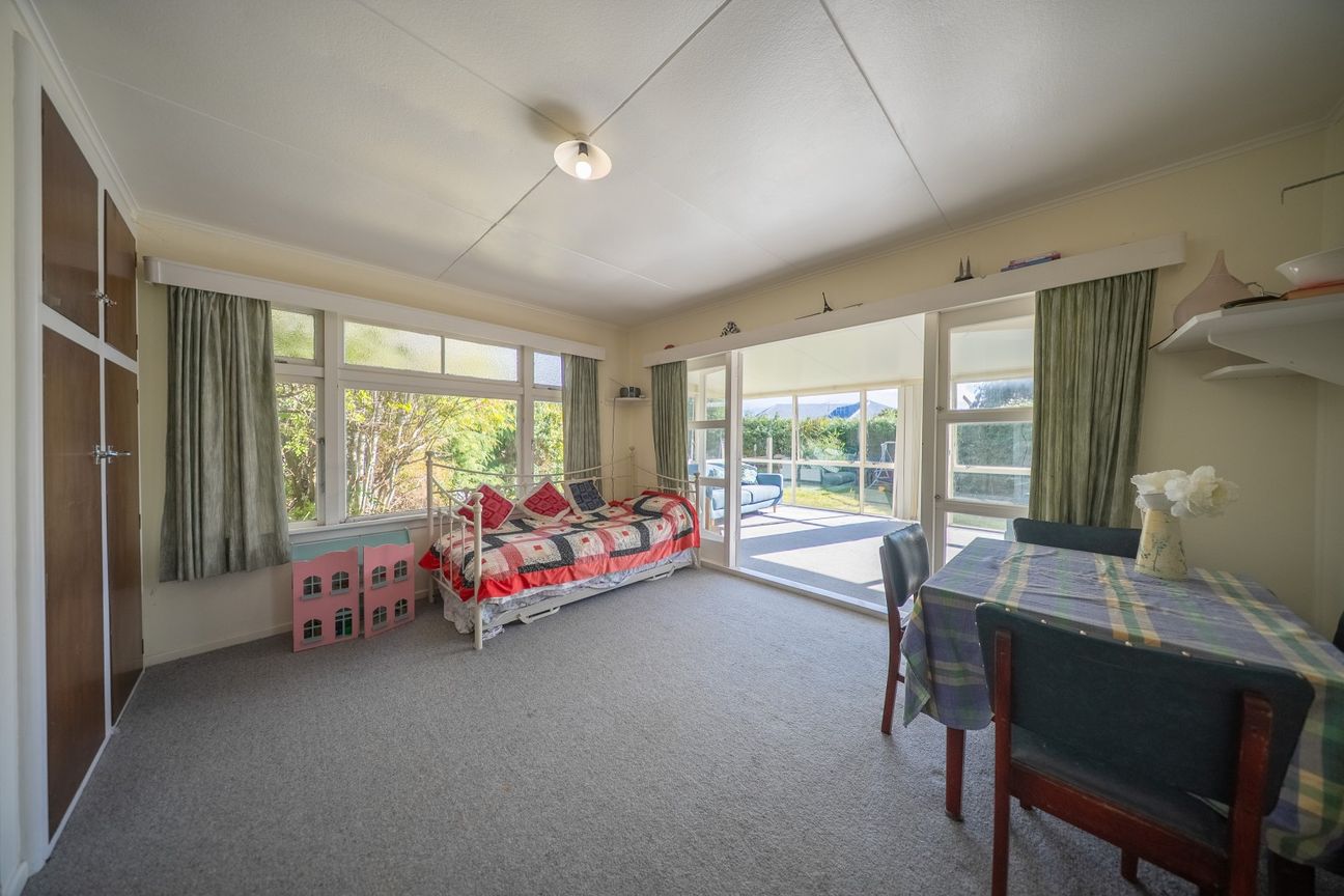 Te Anau Bach in a Central Location - Vista 6
