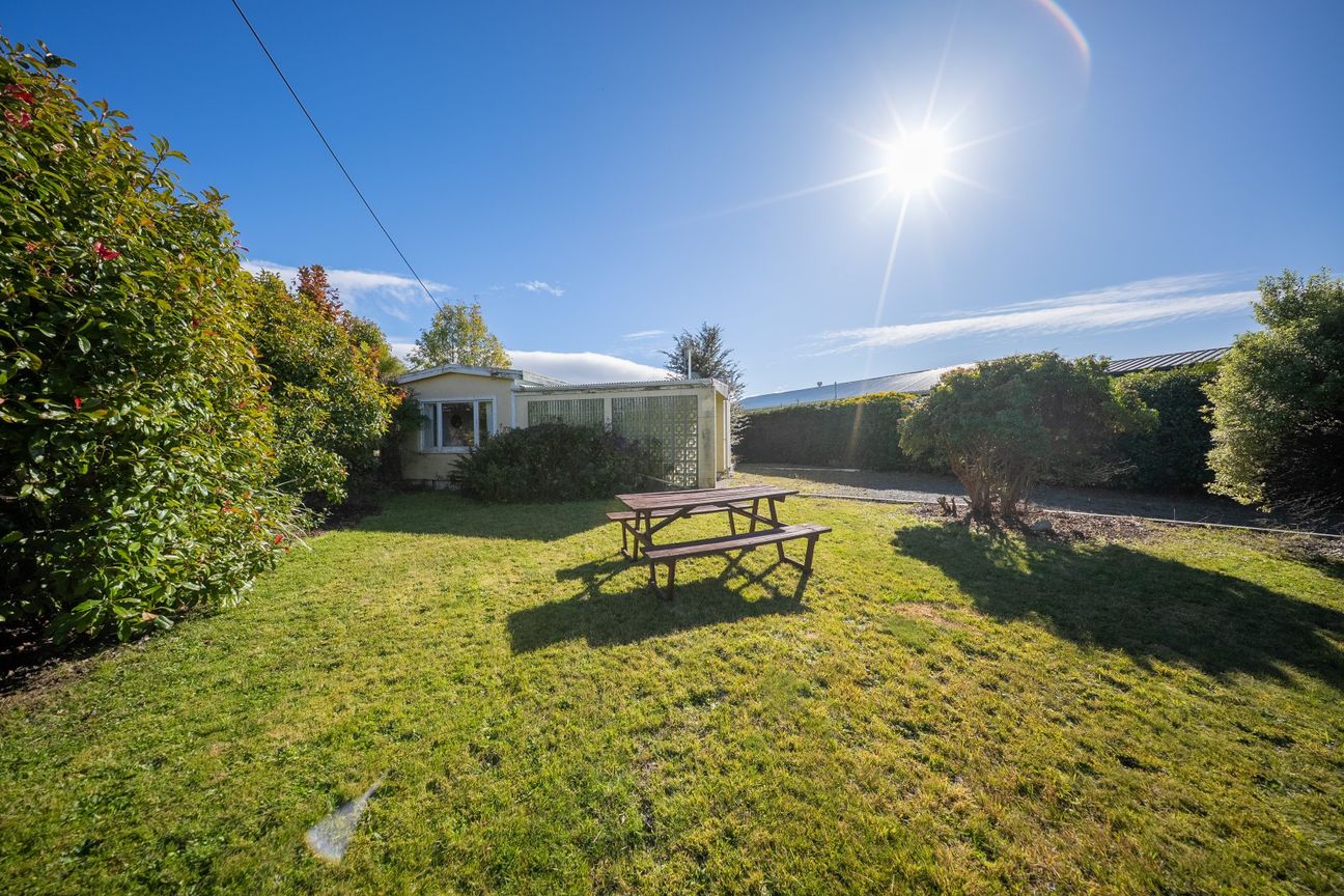 Te Anau Bach in a Central Location - Vista 3