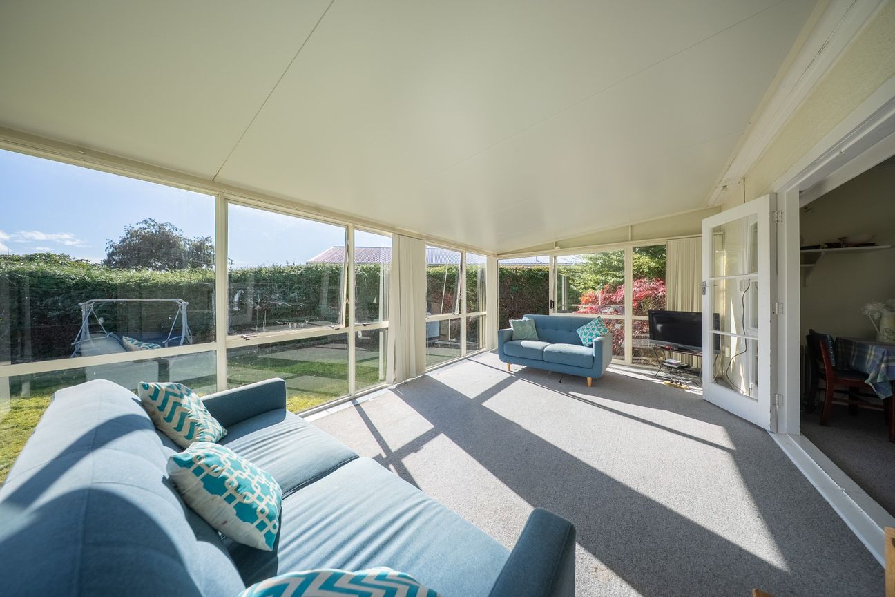 Te Anau Bach in a Central Location - Vista 4