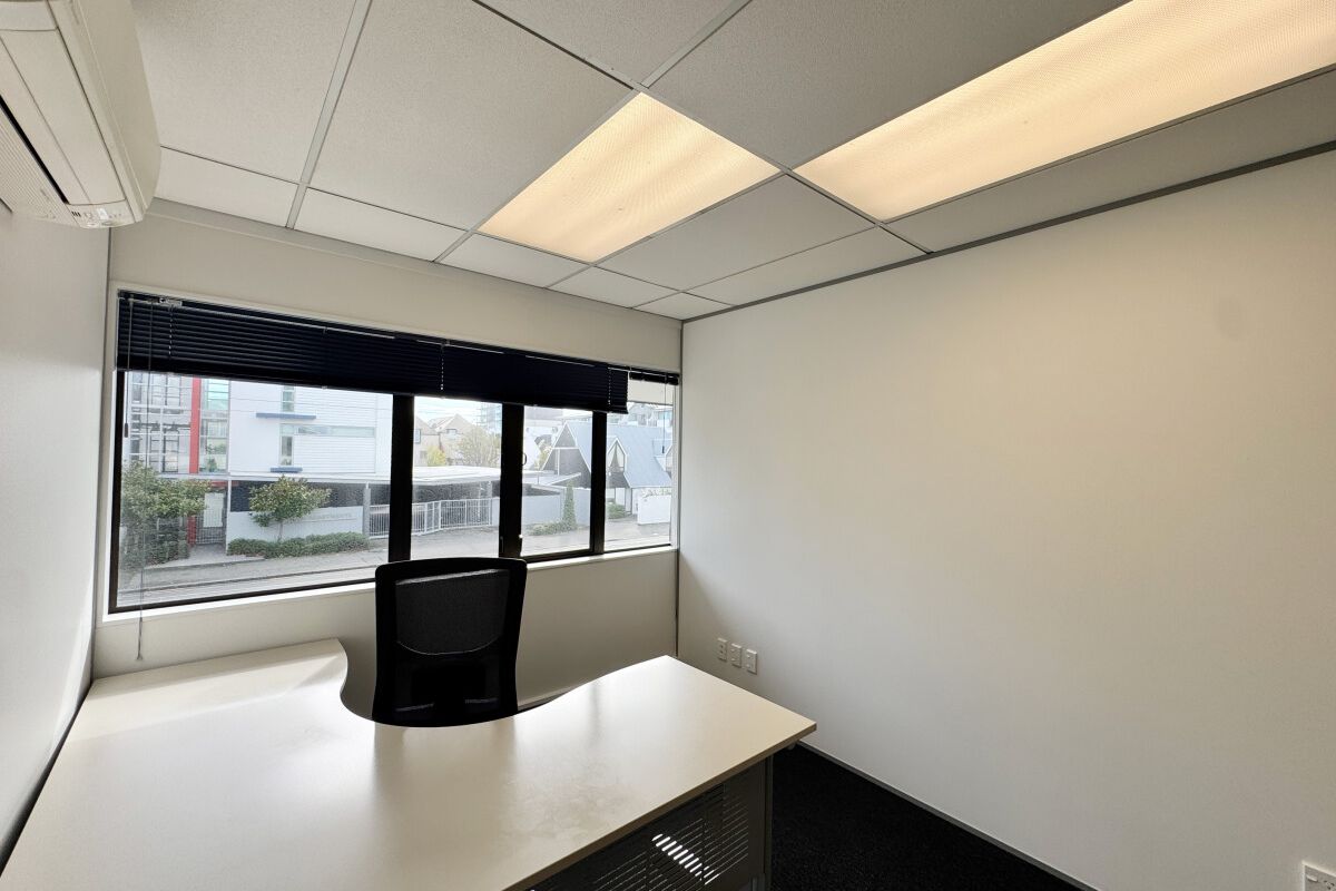 CBD Office, onsite parking - Meer