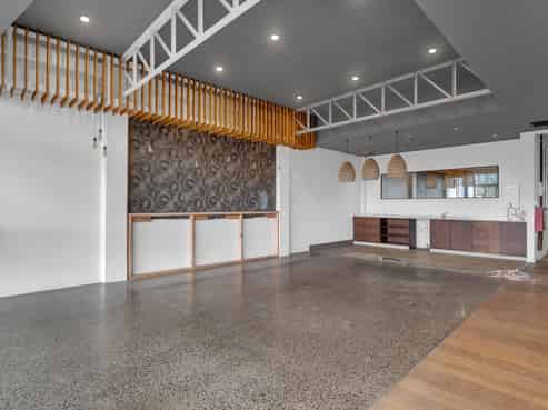 Versatile showroom and warehouse
